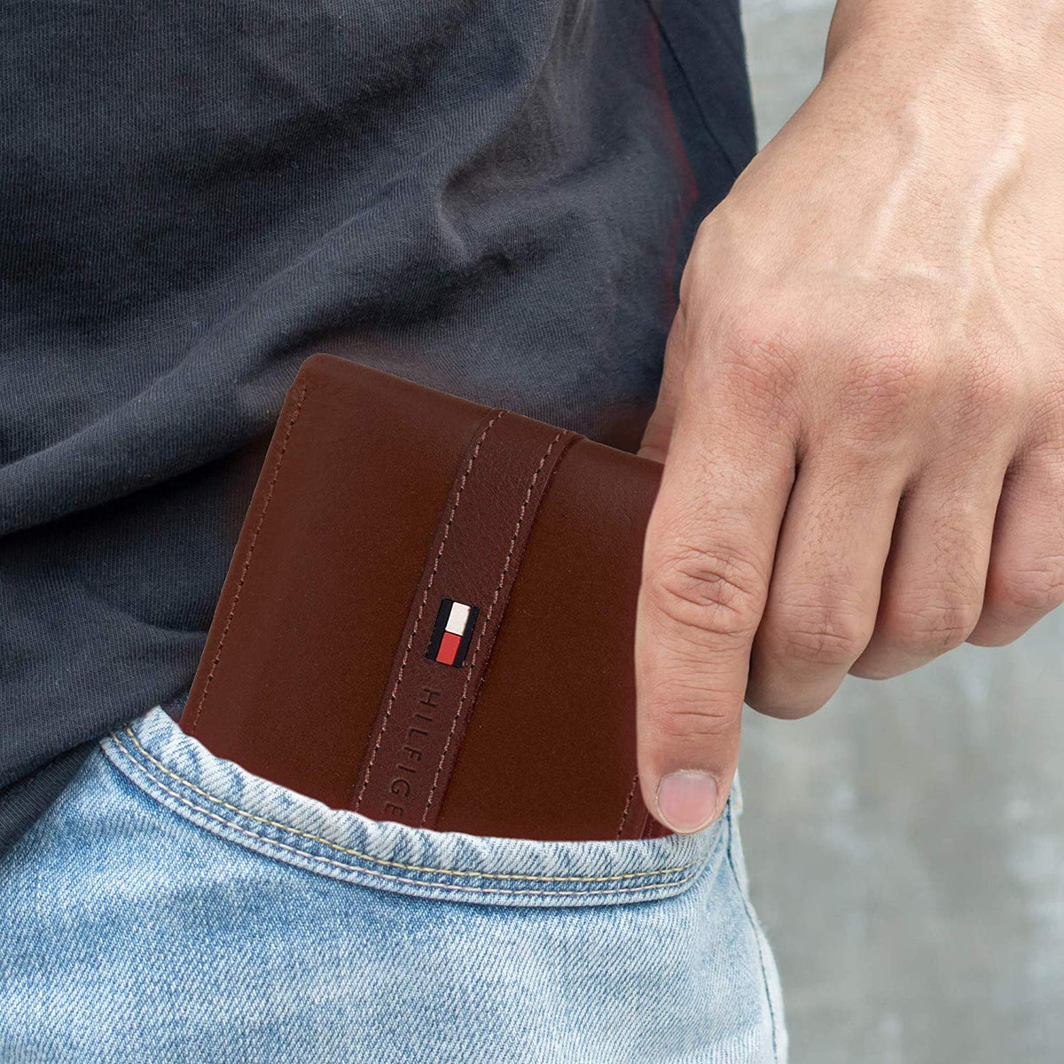 Tommy Hilfiger Men's Thin Sleek Casual Bifold Wallet